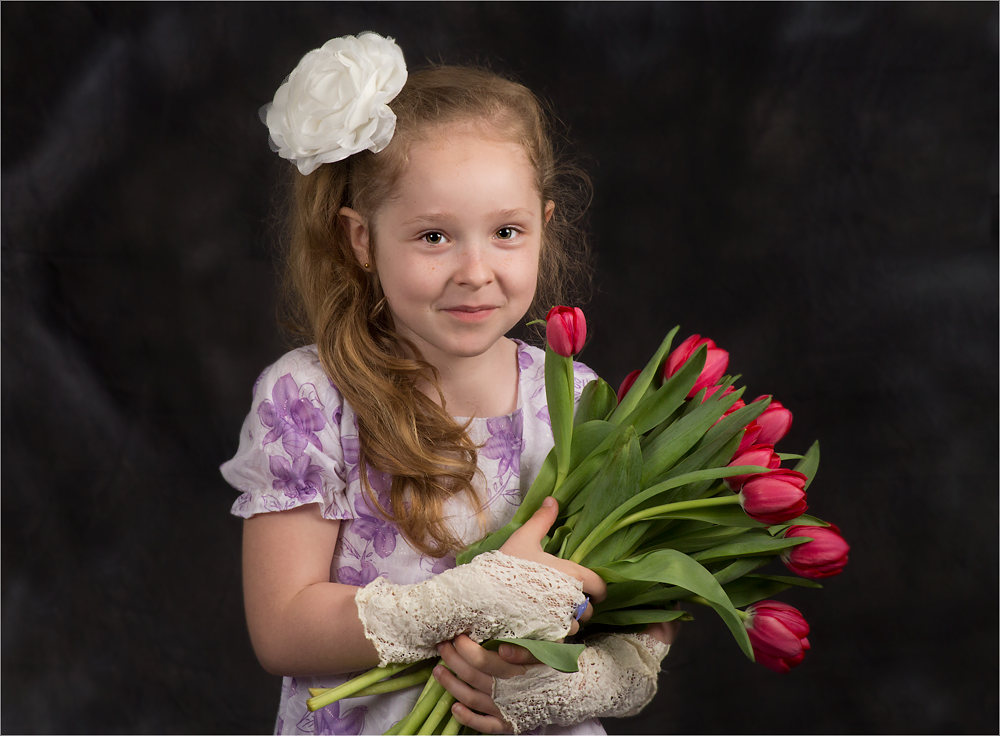 Дети: девочка с тюльпанами
