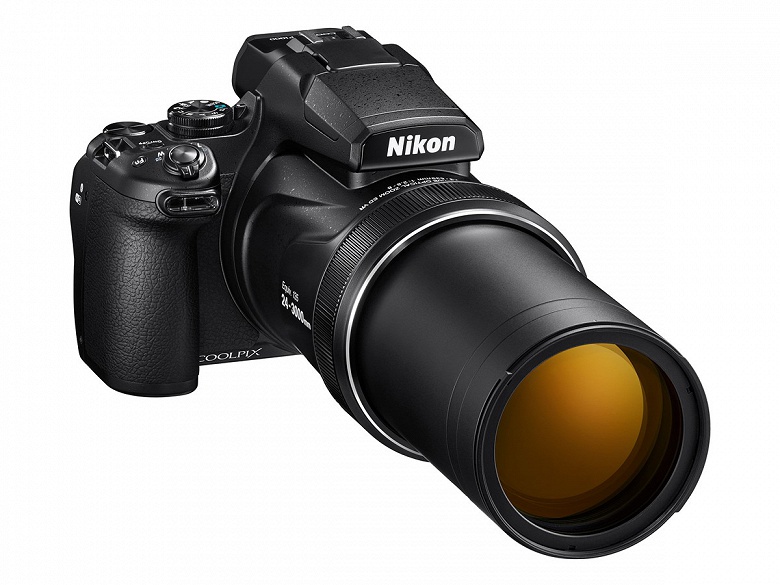 Объектив камеры Nikon Coolpix P1000 охватывает диапазон фокусных расстояний 24-3000 мм